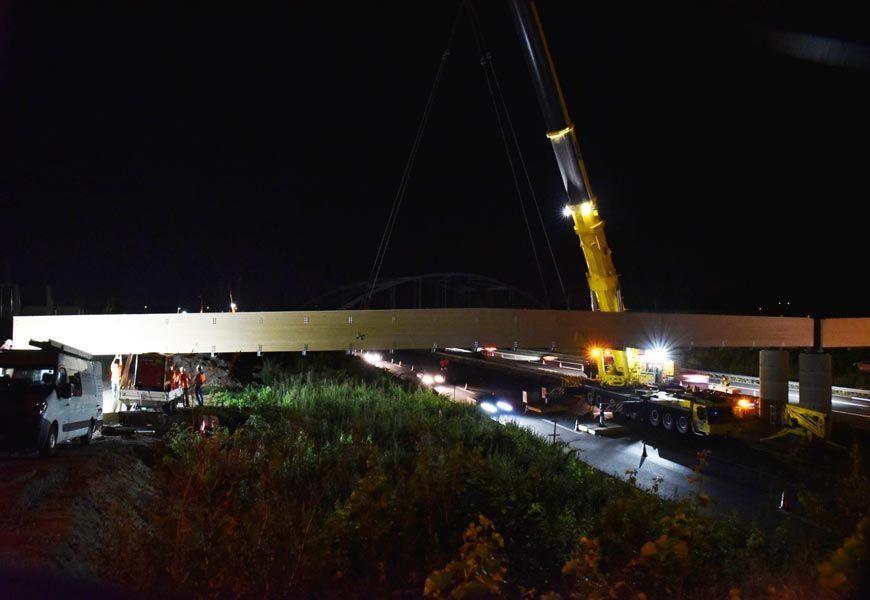 Montage einer Holzbrücke