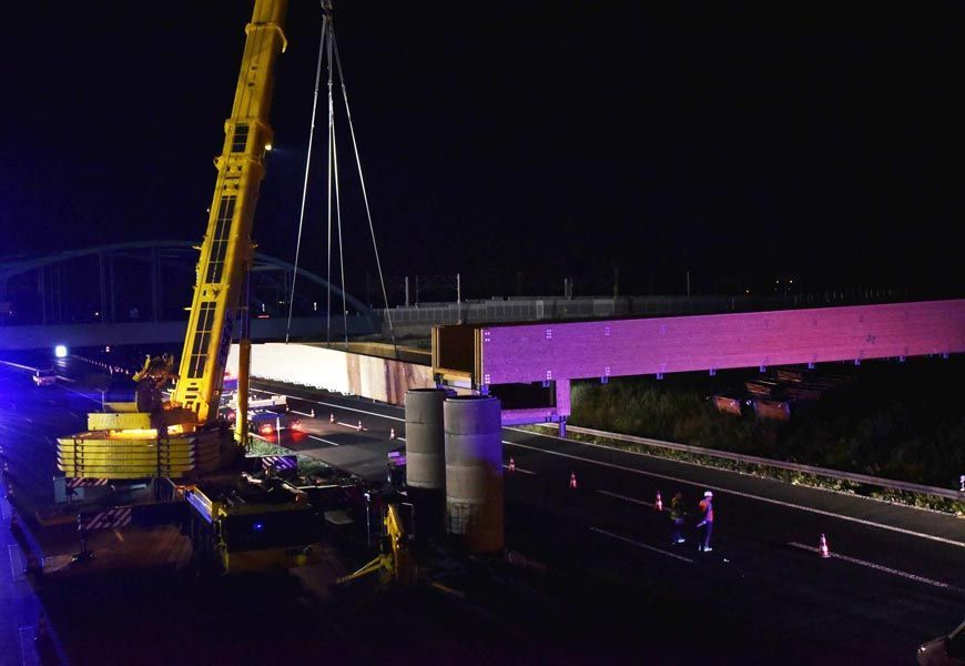 Montage einer Holzbrücke