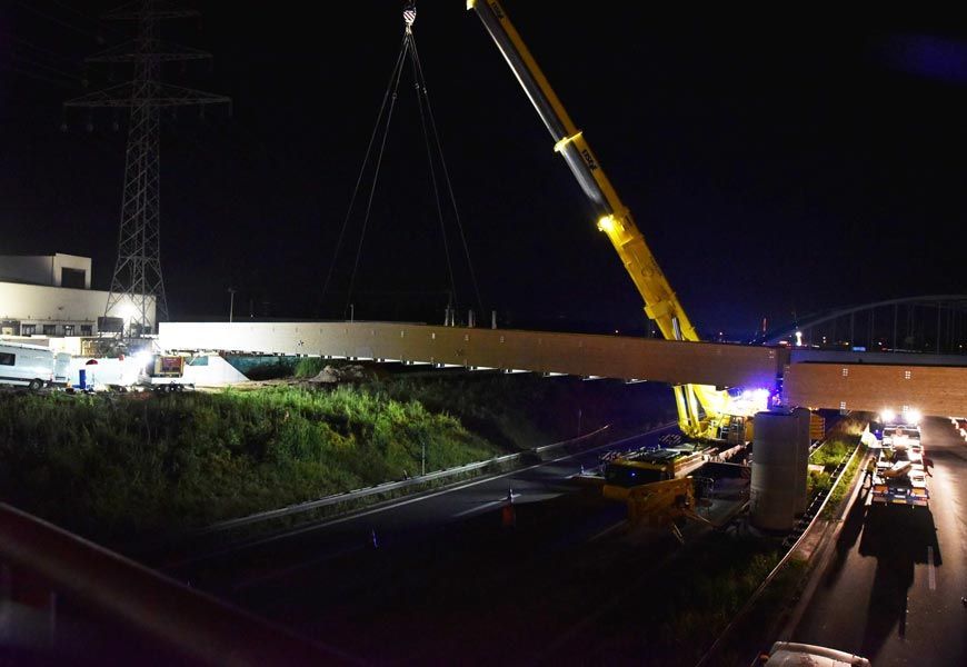 Montage einer Holzbrücke