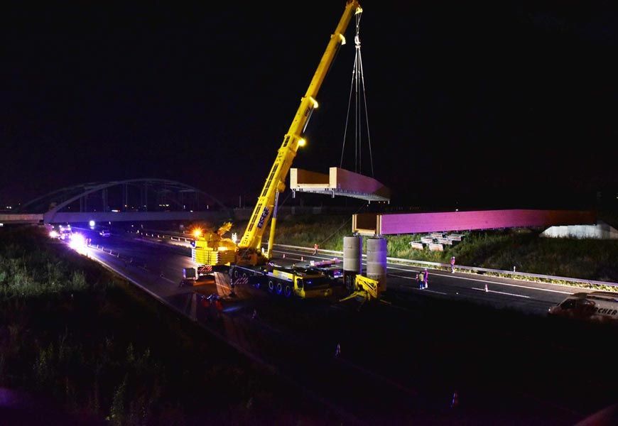 Montage einer Holzbrücke über die A3 Länge 45 m Gewicht 52 to mit 500 to Kran