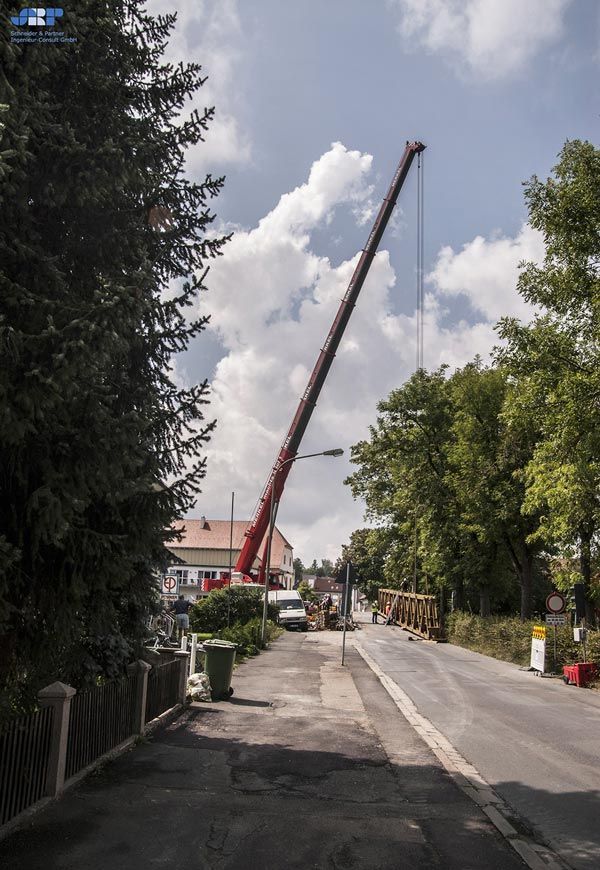 Montage einer Holzbrücke
