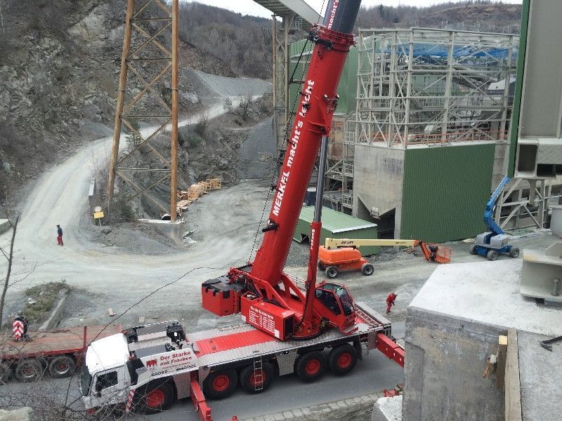 Verladen und Umsetzen von Pontons und Schutten