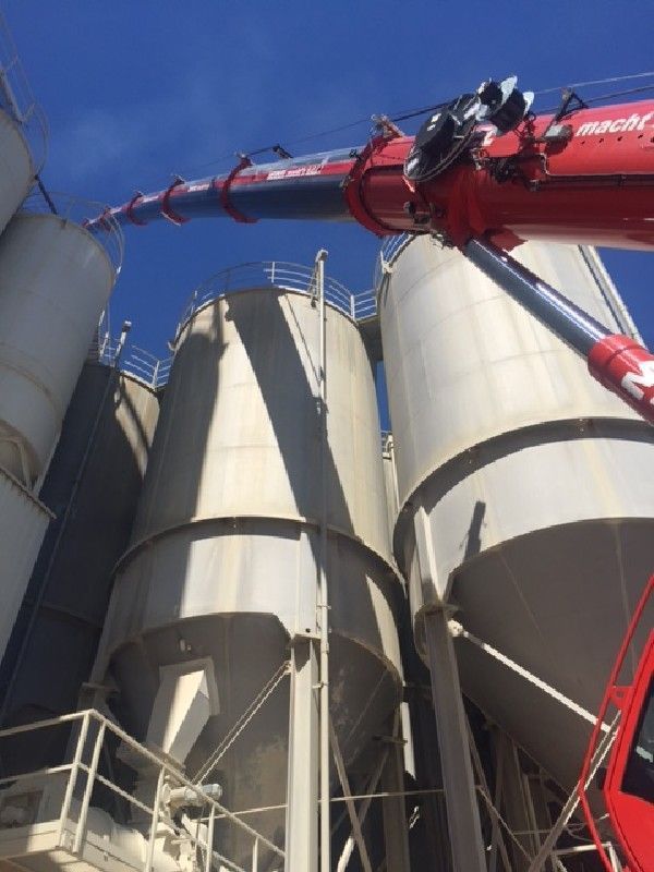 Montagearbeiten einer Silo Anlage mit 250 Tonnen Kran