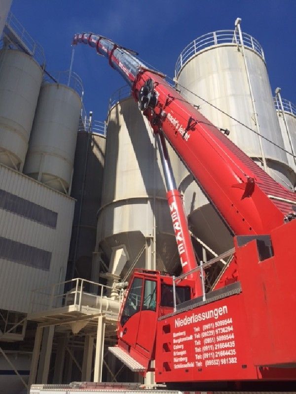 Montagearbeiten einer Silo Anlage mit 250 Tonnen Kran