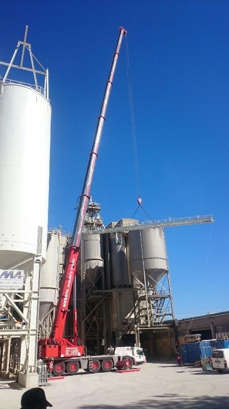 Montagearbeiten einer Silo Anlage mit 250 Tonnen Kran