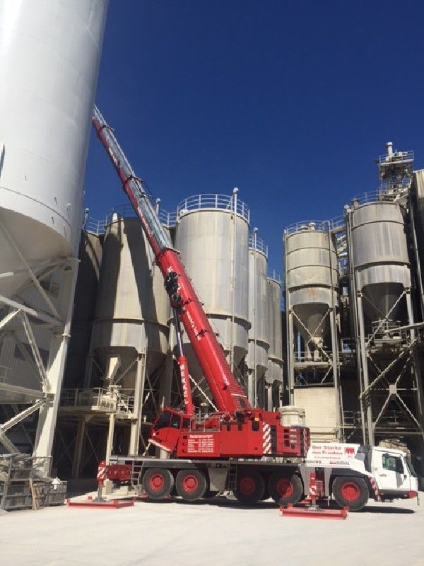 Montagearbeiten einer Silo Anlage mit 250 Tonnen Kran
