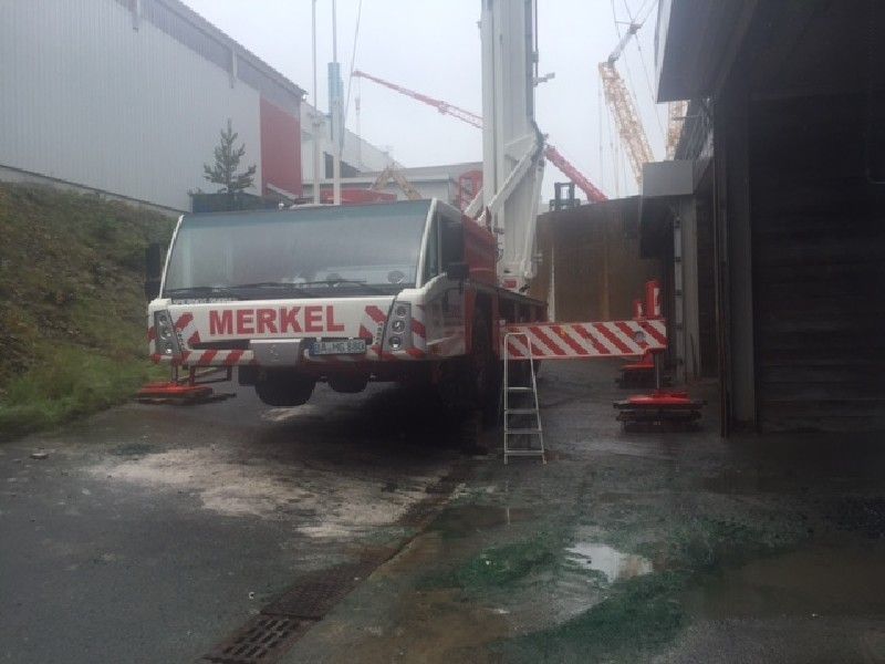 Verladen und Umsetzen von Pontons und Schutten