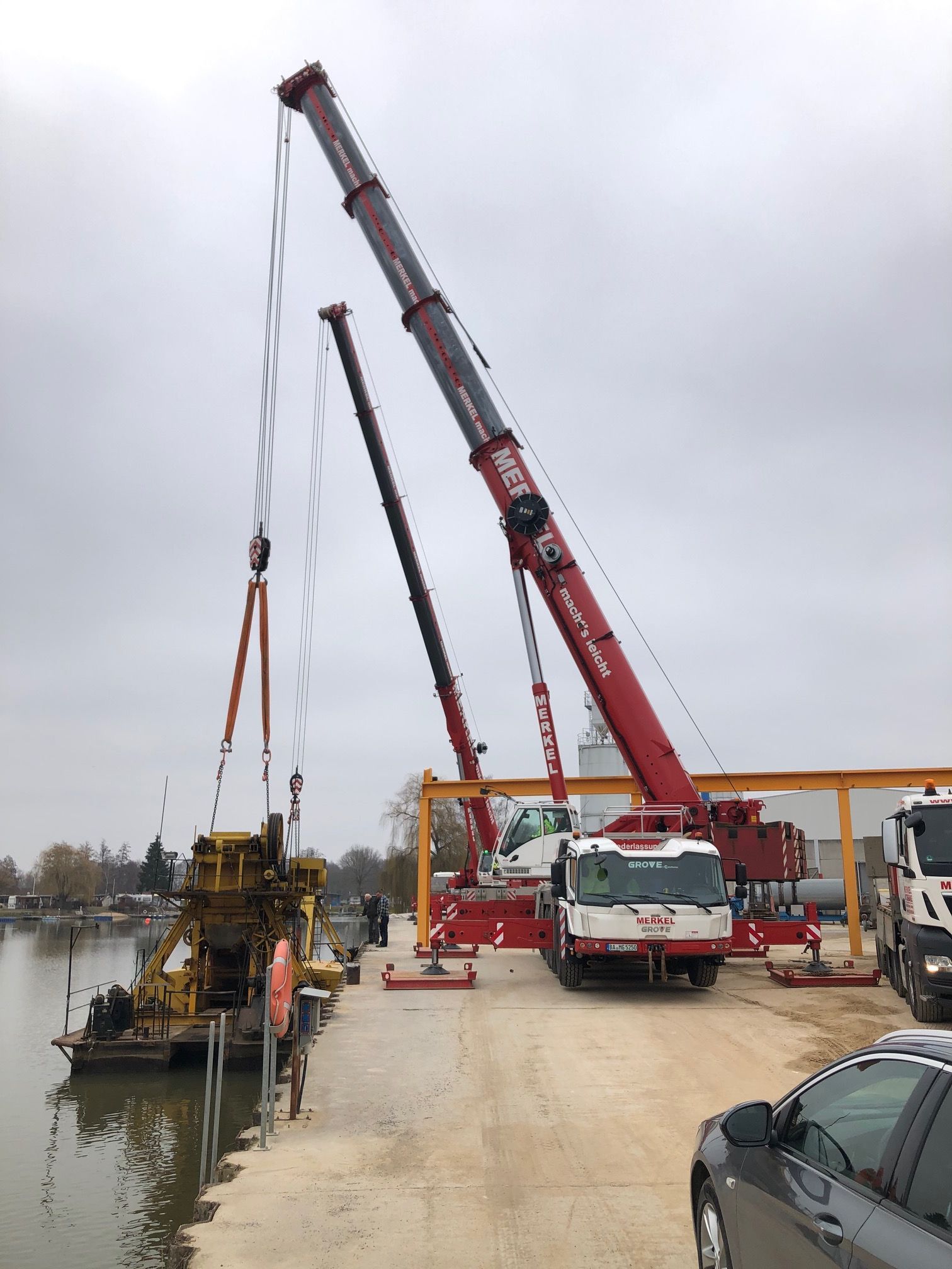 Betonteil auf Schiff heben