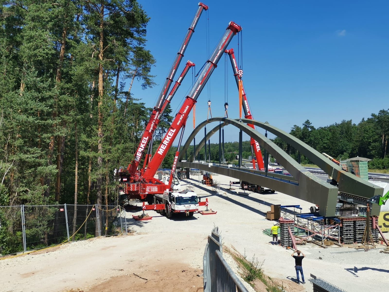 Merkel Autokrane GmbH, Kranbetrieb, Kran, Schwerlastkräne, Kranarbeiten, Transportarbeiten, Hebeaufgaben, Transportaufgaben, Montage, Kranvermietung, Schlüsselfeld, Bamberg, Burgkunstadt, Nürnberg, Kran-Unternehmen, Kranunternehmen, Mobilkrane, Bagger, LKW, Vermietung, Maschinentransporte, Baumaschinen, Montagewerkzeuge, Absetzmulden, Containermulden, Transportfahrzeuge, Mobilkrane,