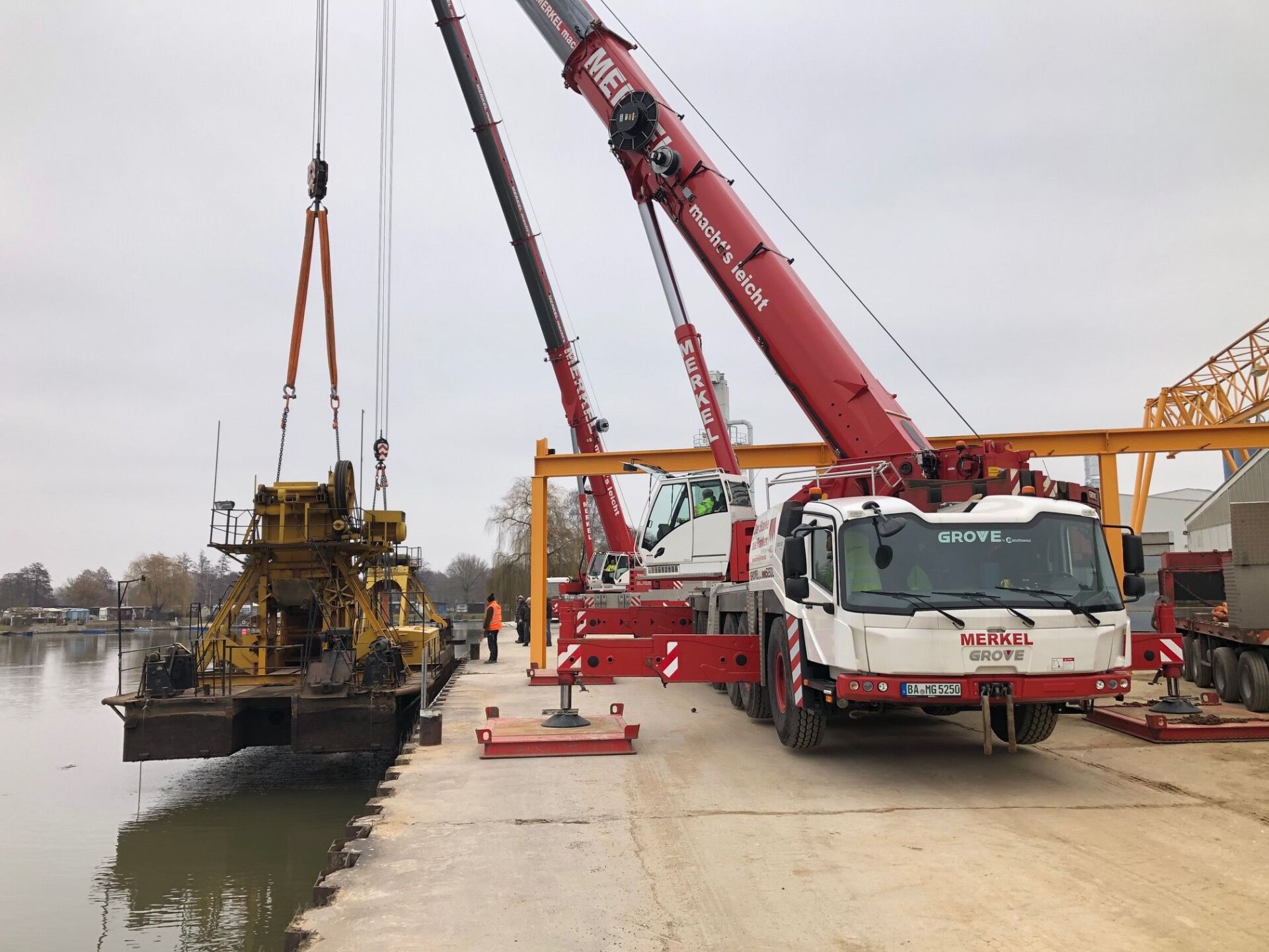 Schwimmbagger im Tandem verheben