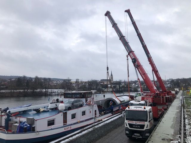 Schimmbagger im Tandem verheben