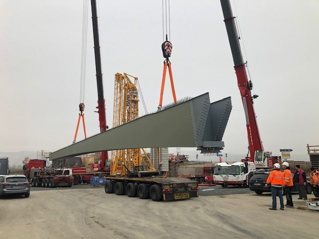 Betonteil auf Schiff heben