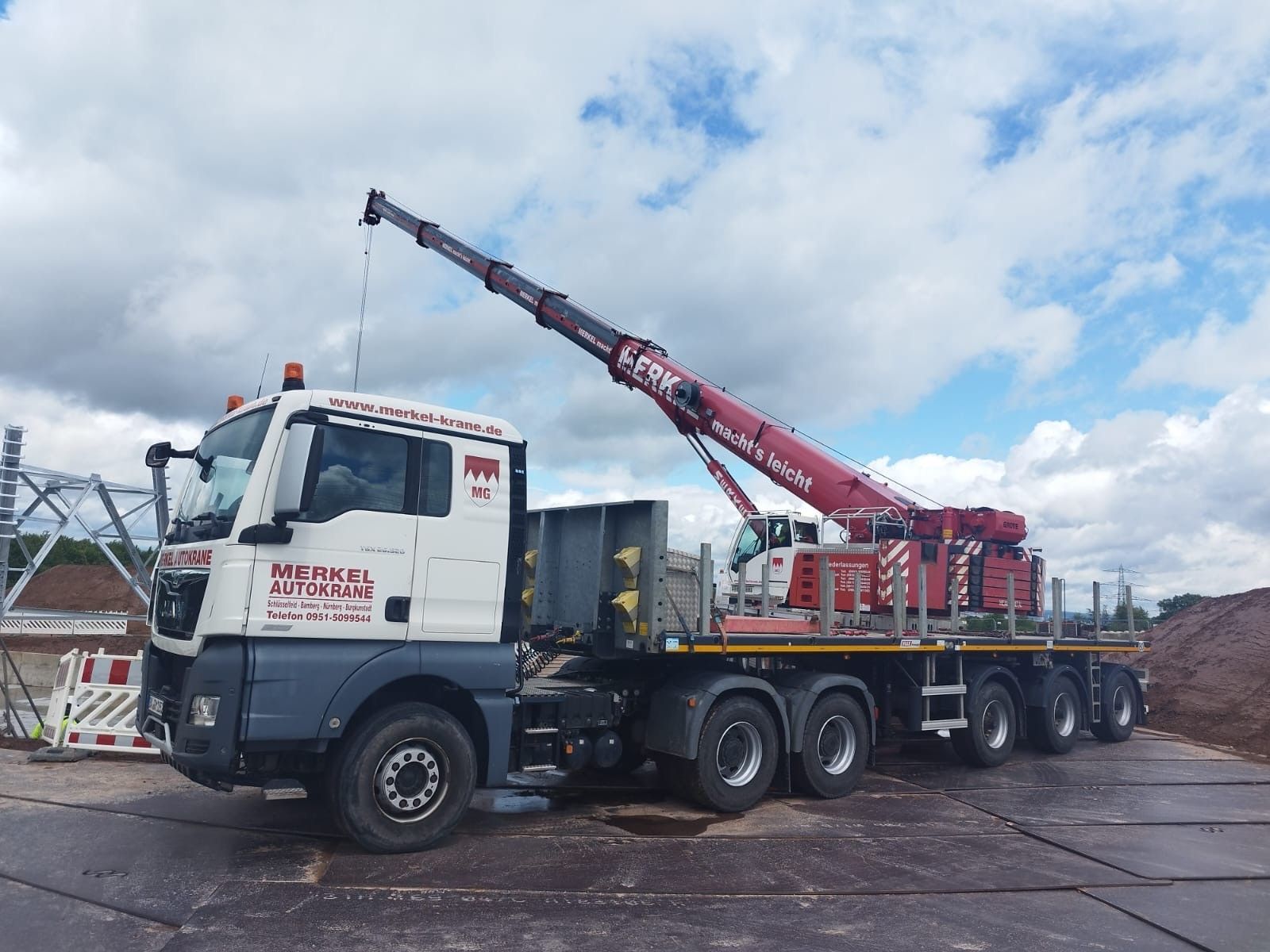 Kran auf Sattelfahrzeug