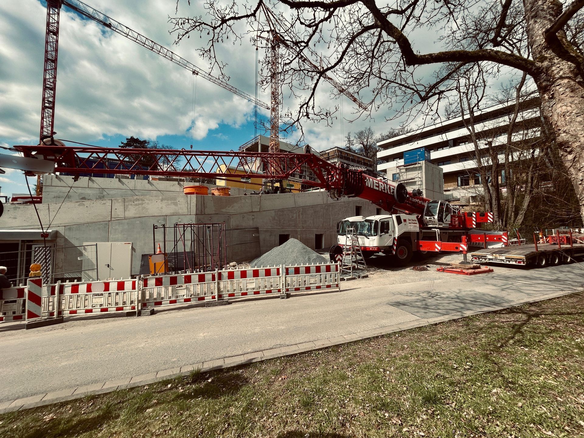 Autokran vor Baustelle