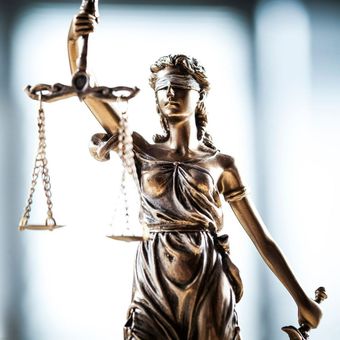 Statuette de la justice en bronze