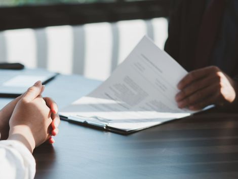 Deux personnes qui regardent un contrat