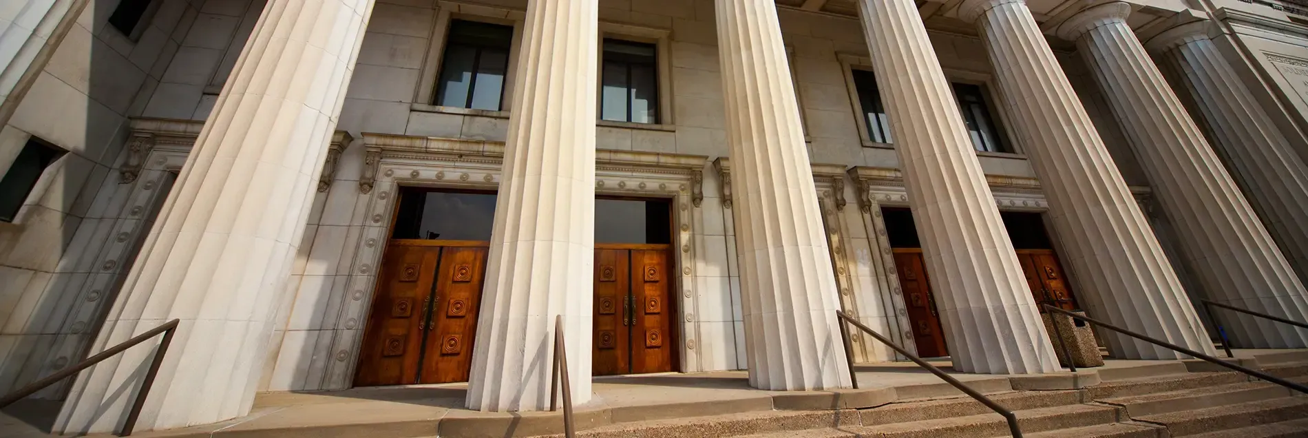 Colonnes en pierre devant un tribunal