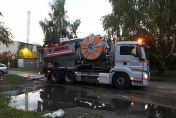 Kanalreinigungsfahrzeug bei der Arbeit