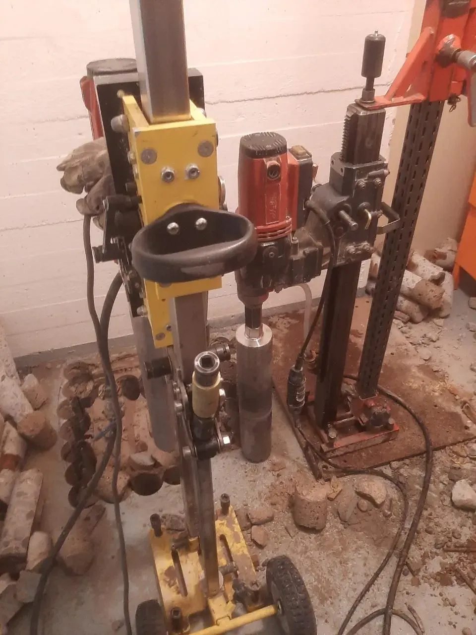 timanttiporaustöiden kalustoa