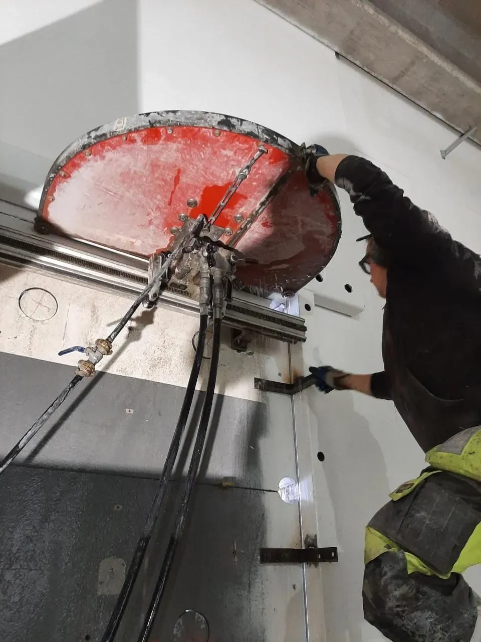 Uudenmaan Timanttisahaus ja -poraus Oy-logo Uudenmaan Timanttisahaus ja -poraus Oy:n työntekijä