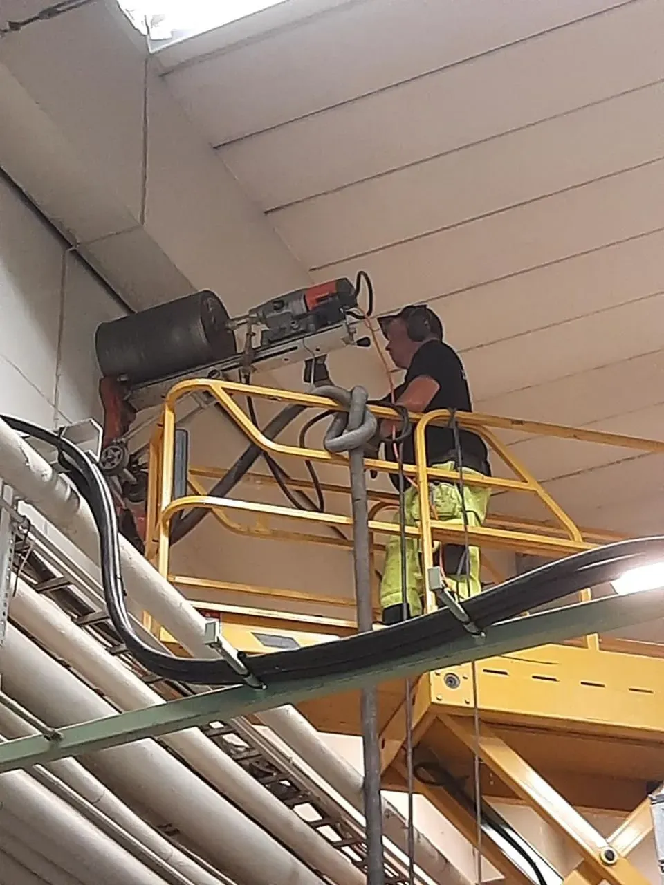 purkutöitä henkilönostimella