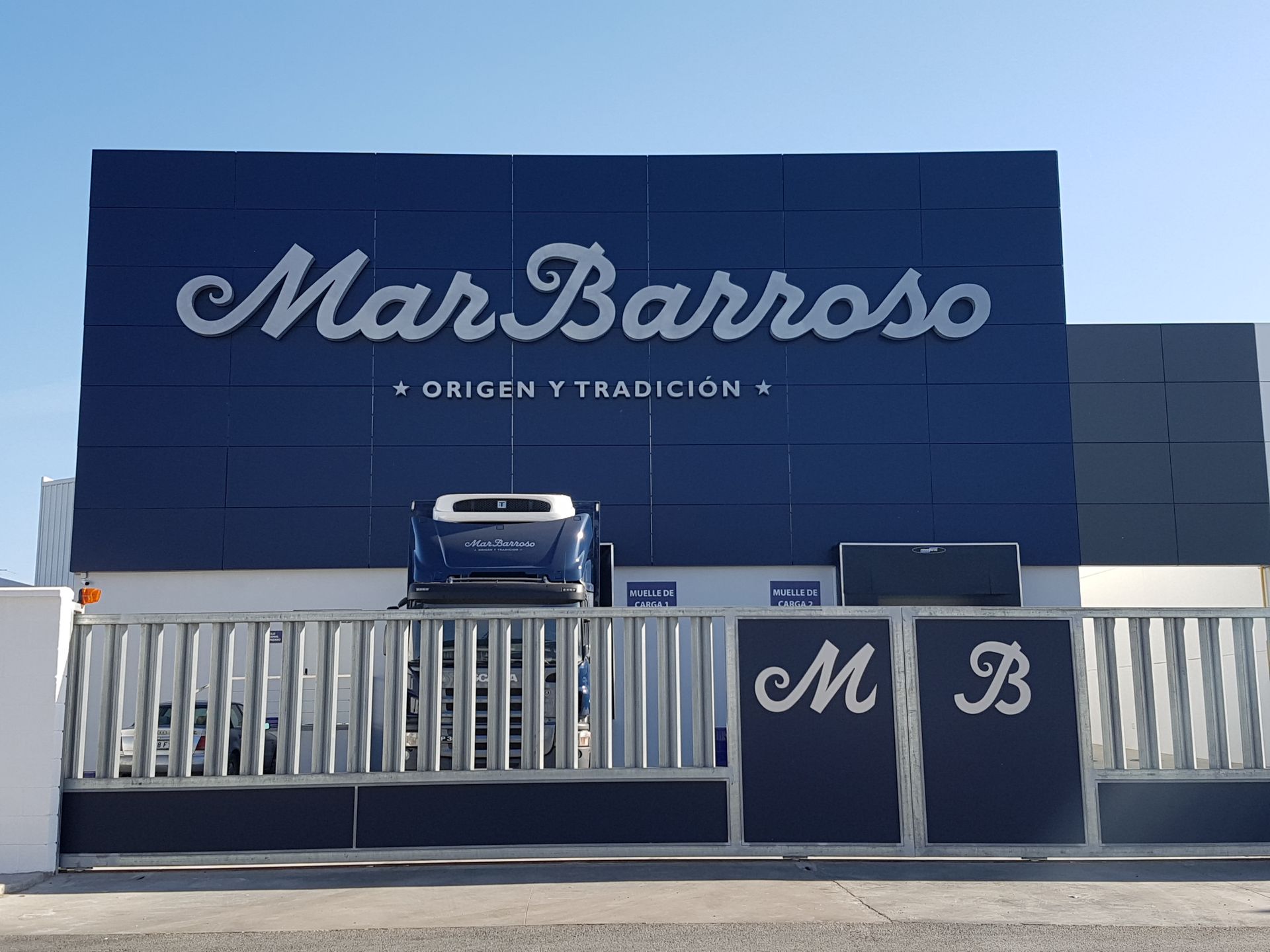 Un edificio azul con la palabra mar barroso.