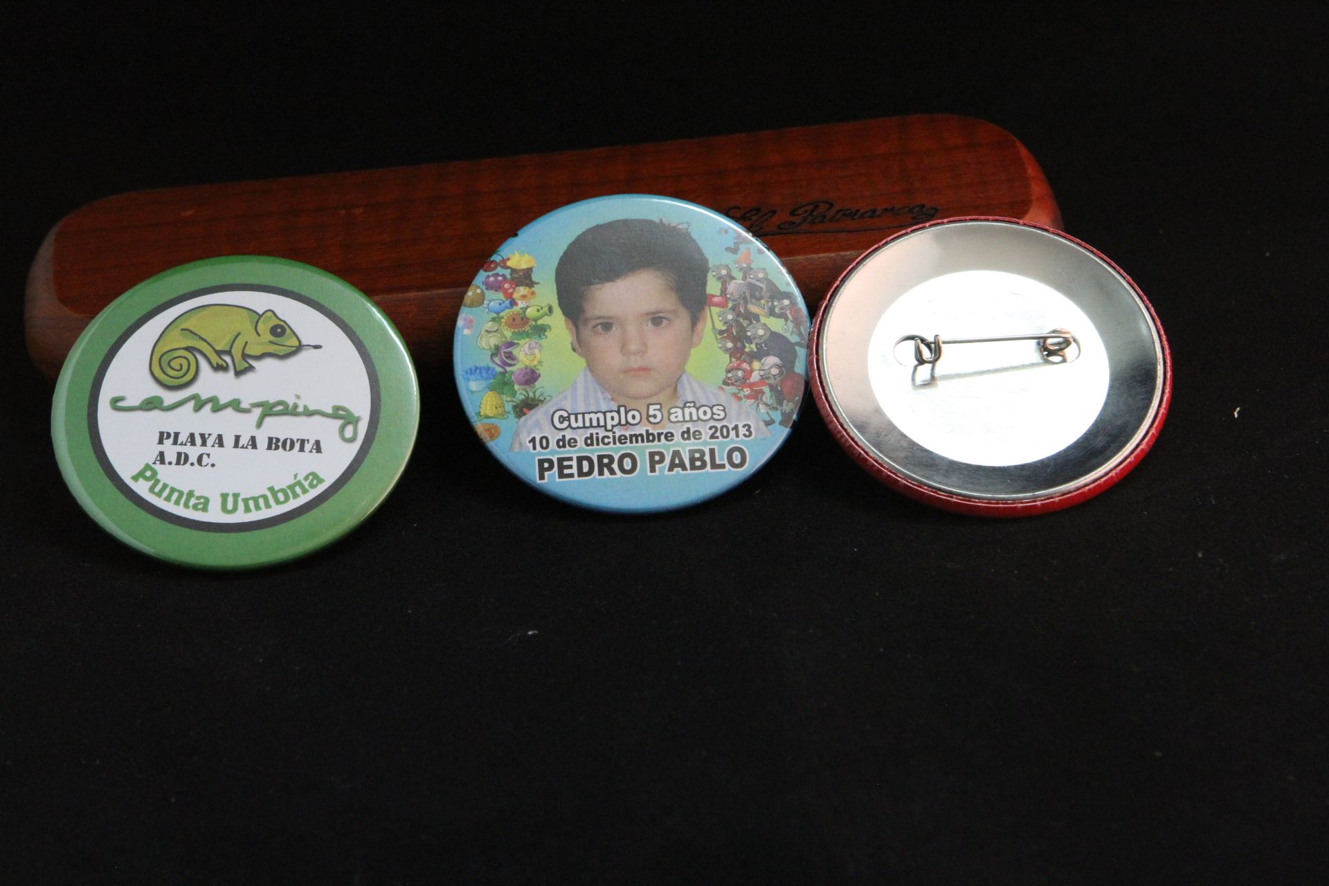 Tres botones con uno que dice Pedro Pablo.