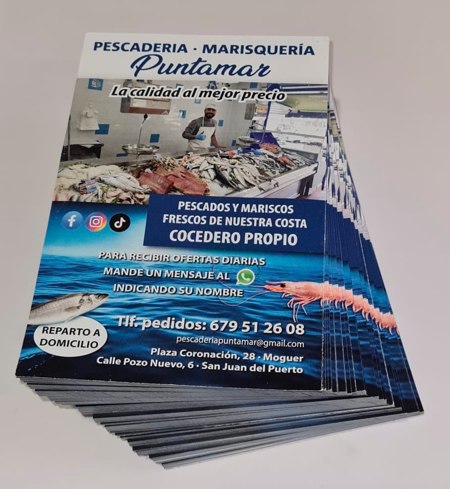 Una pila de volantes para un restaurante llamado pescadería marisquería puntamar