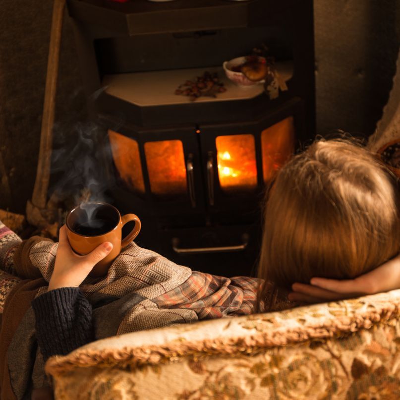 Frau geniesst Cheminée - Caldera-Energie-Systeme