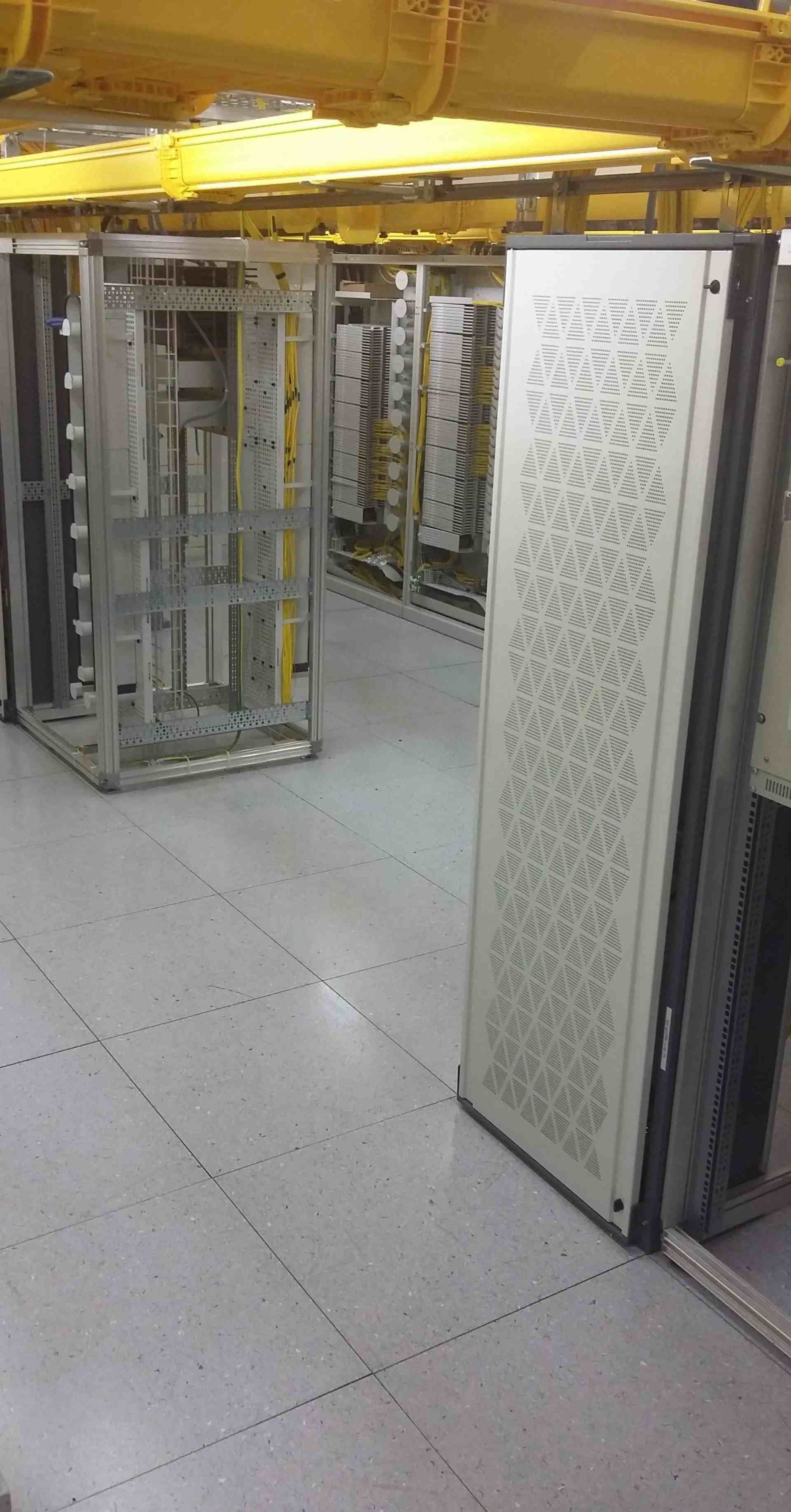 Faux plancher technique pour installations électriques, réseaux informatiques - All-Tech Aménagement