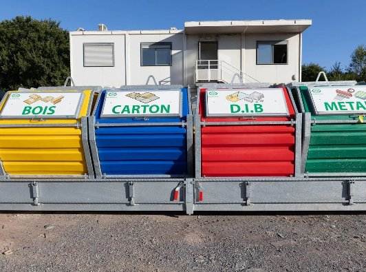 Bacs de recyclage pour le bois, le carton, les déchets de construction et les métaux à l'extérieur d'un bâtiment
