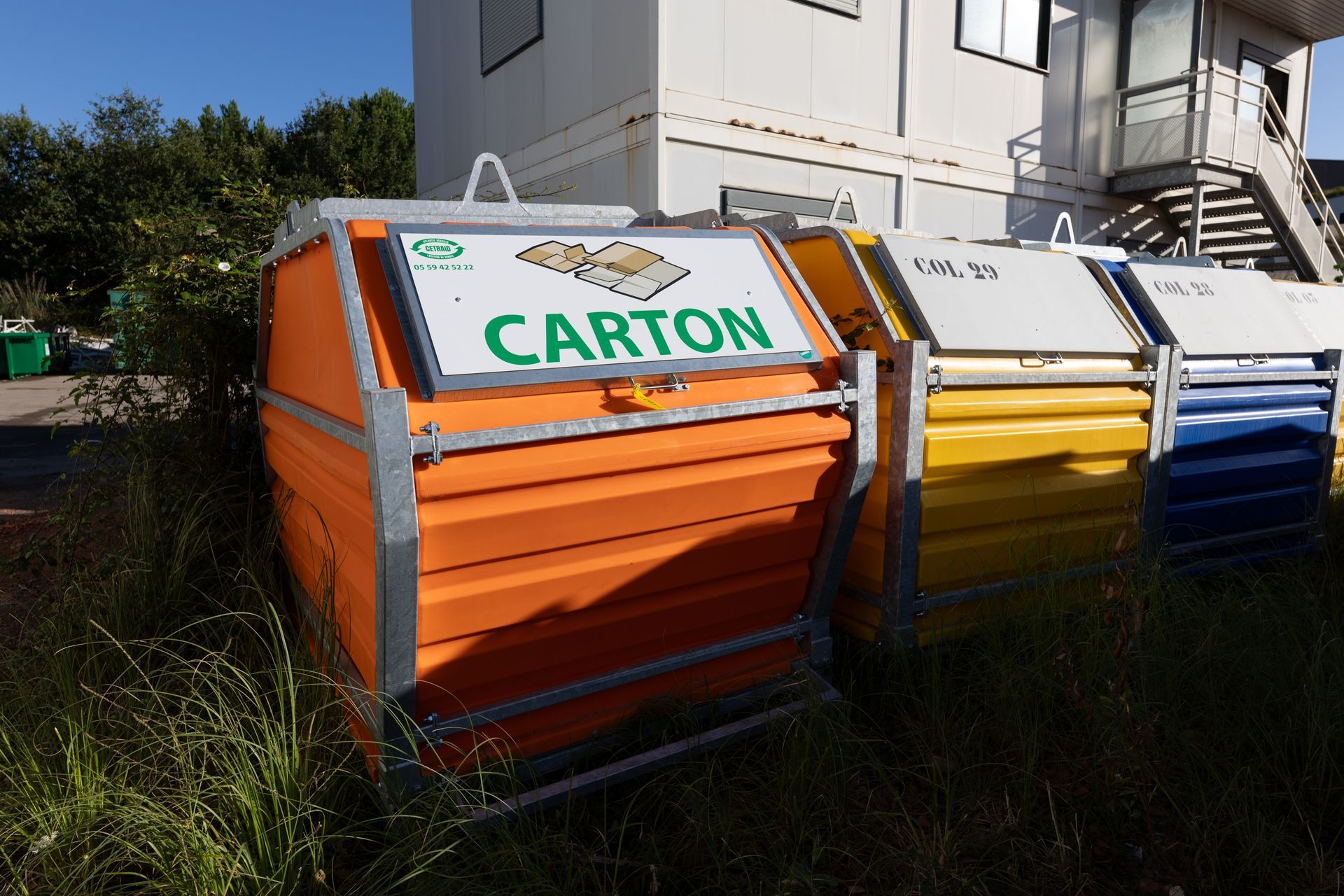 Conteneur pour les déchets en carton.