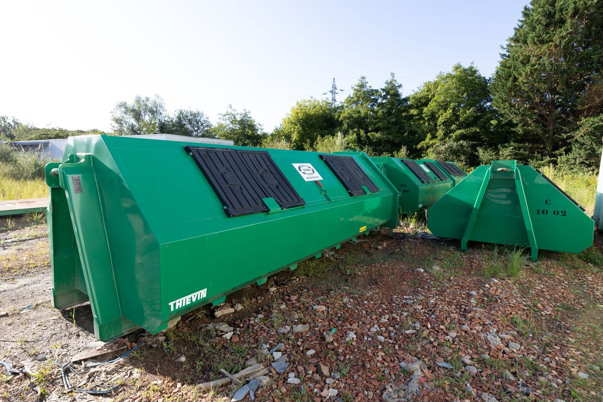 De longs conteneurs à cartons fermés avec deux clapets.