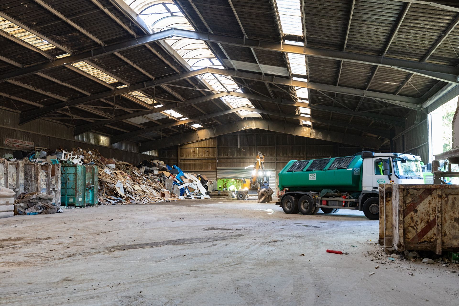 Intérieur du hangar de tri des déchets chez CETRAID.