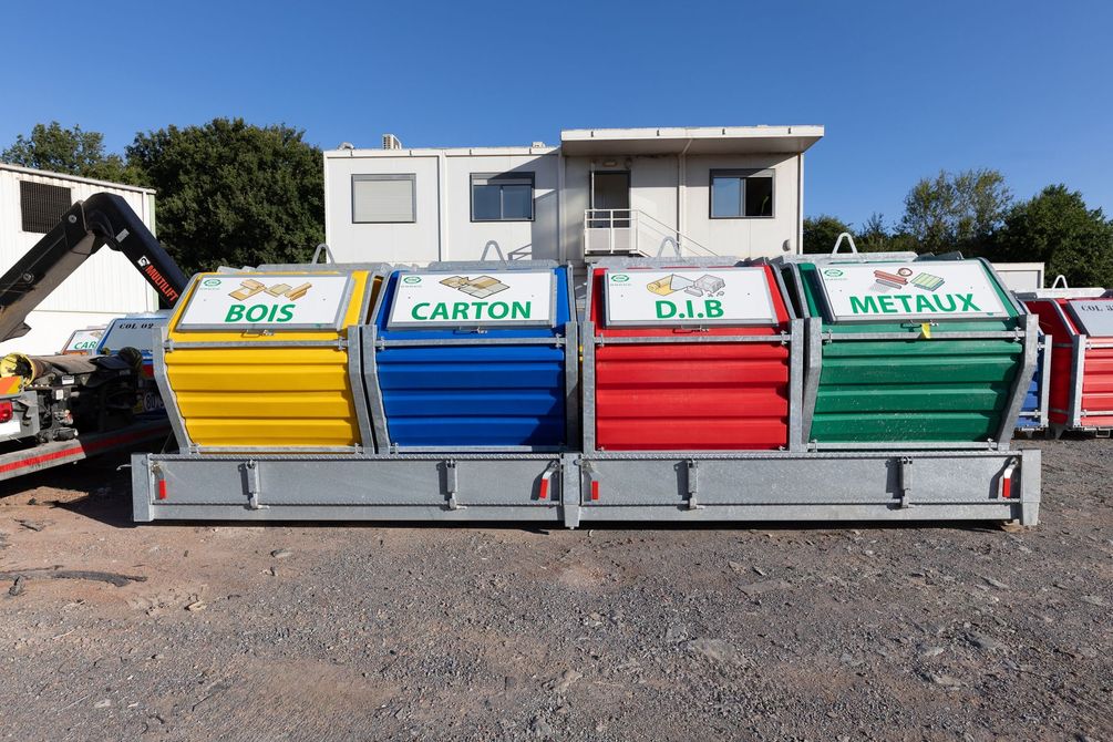 Conteneurs de plusieurs couleurs pour le tri des déchets.