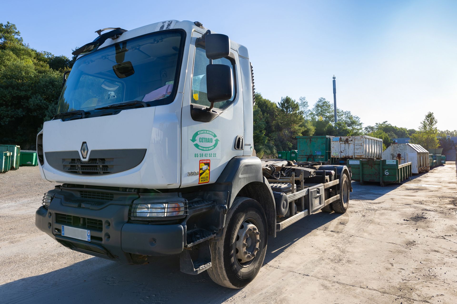 Un camion-plateau blanc.