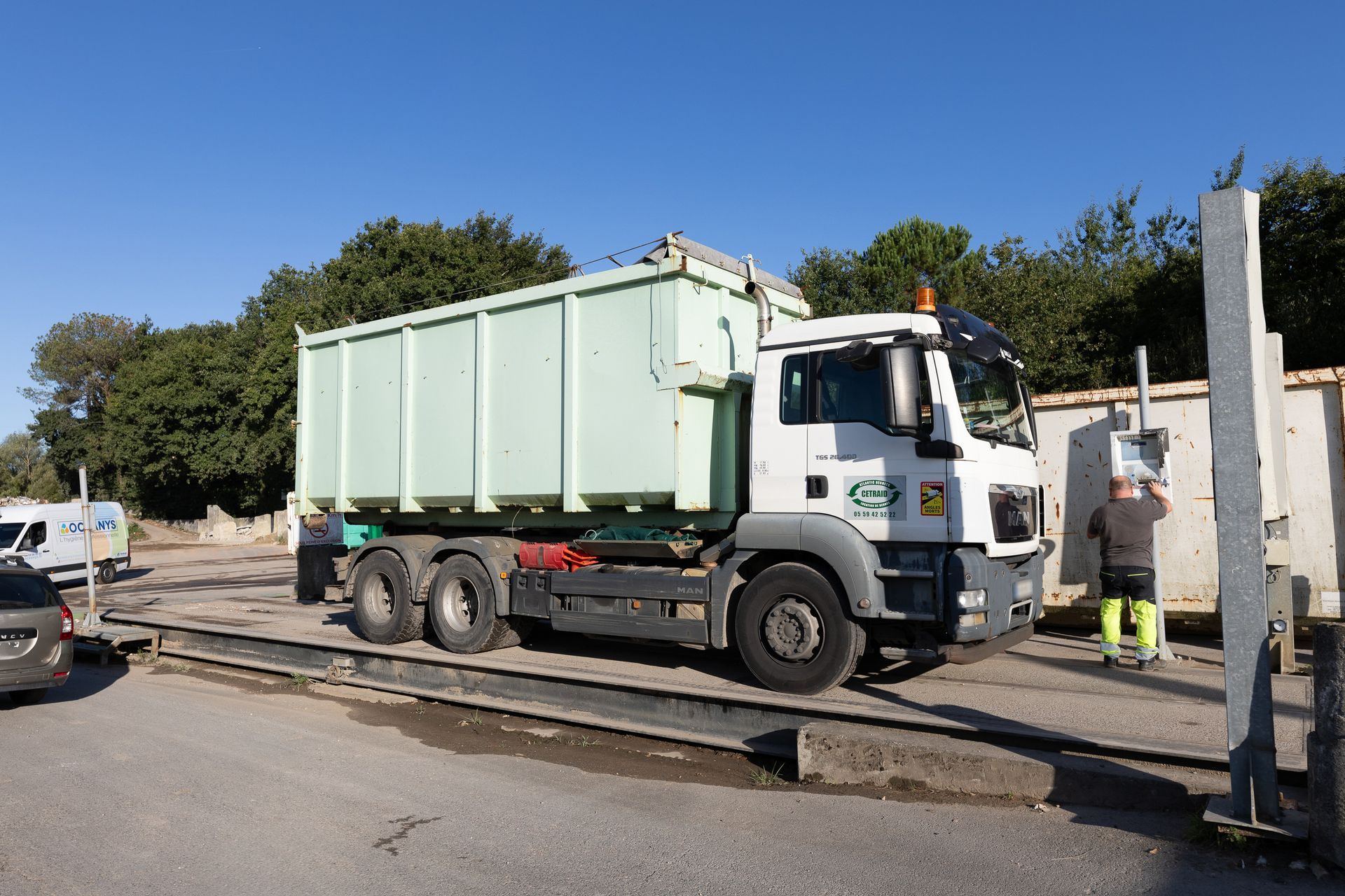 Un camion-benne.