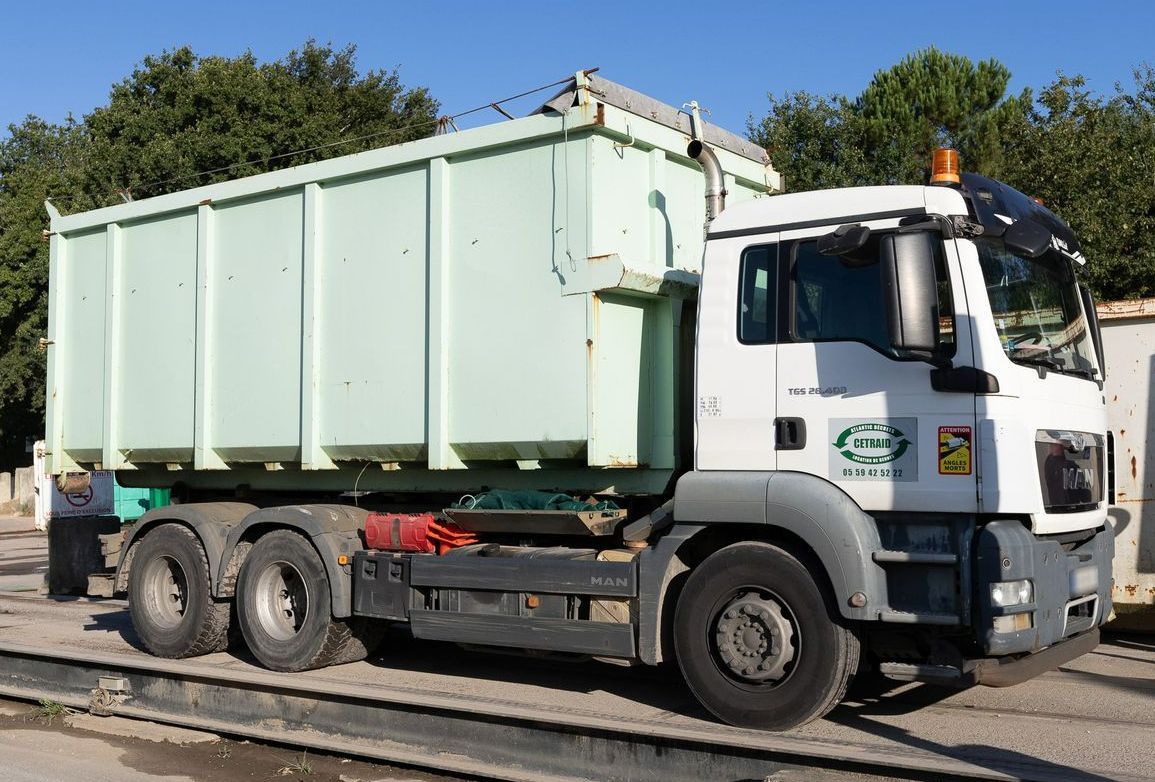 Un camion-benne blanc.