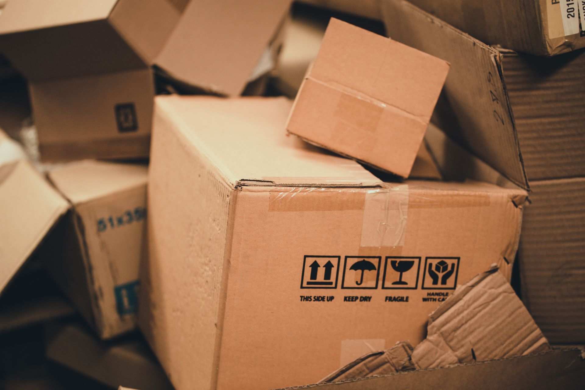 Des cartons.