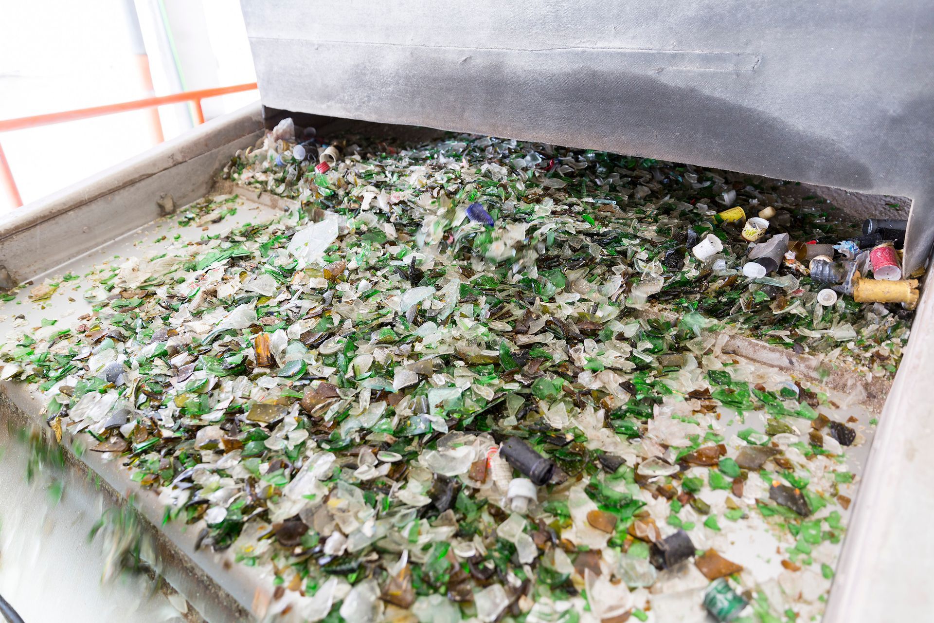 Du verre concassé sur une chaîne de recyclage.