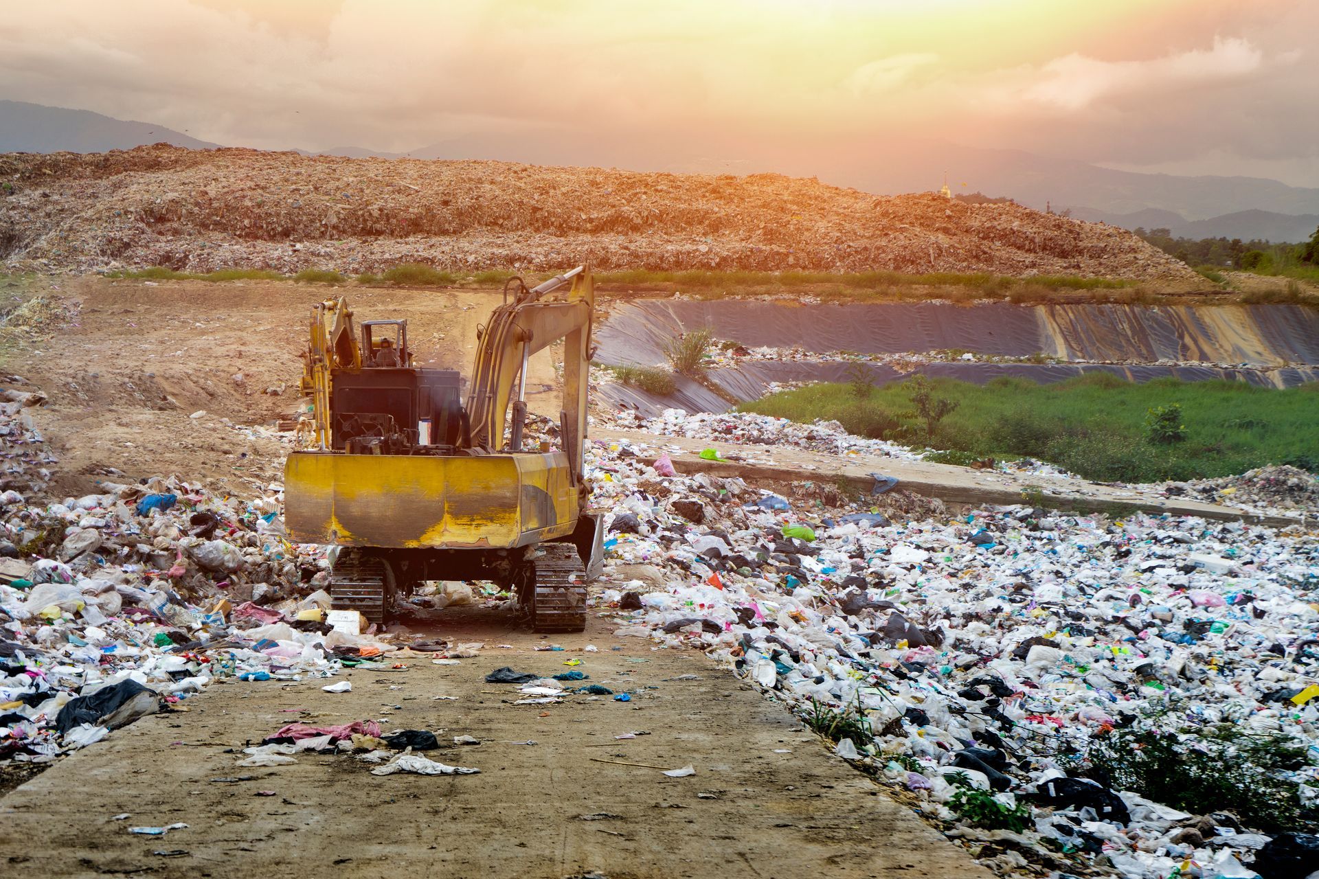 Une pelleteuse sur un site pour l'enfouissement des déchets.