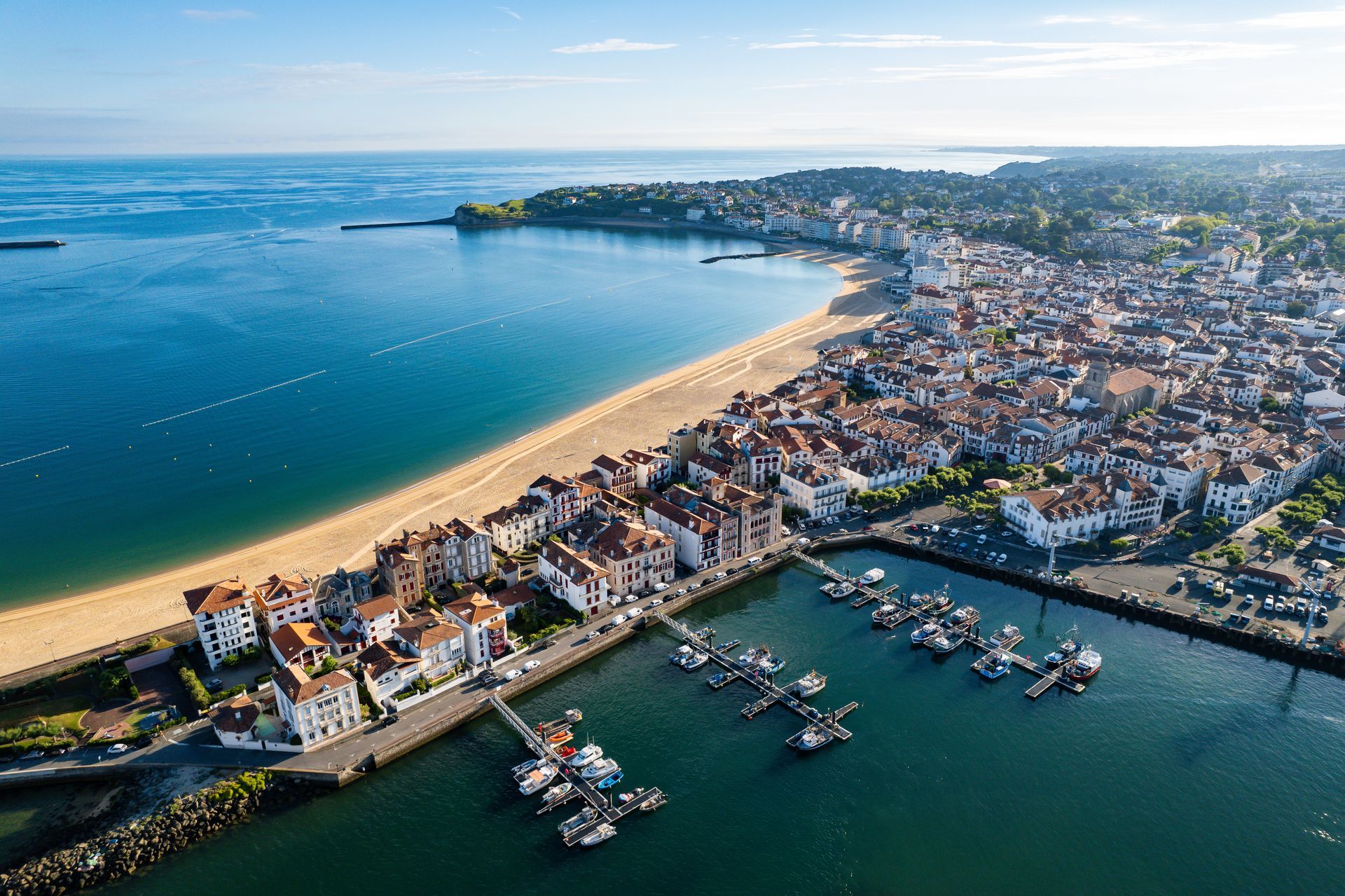 Vue aérienne du port et de la ville de Saint-Jean-de-Luz.