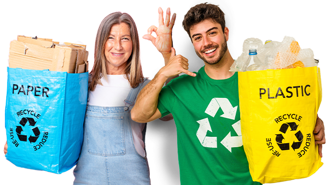 Deux personnes satisfaites et souriantes avec des sacs de recyclage colorés.