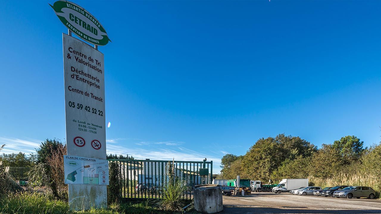 Le panneau d'entrée de la déchetterie CETRAID Atlantique Déchets Environnement.