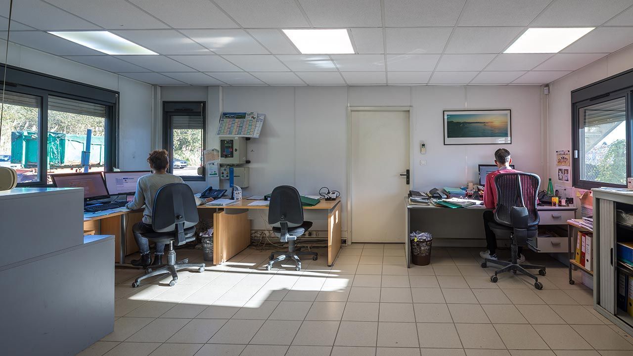 L'intérieur des locaux administratifs et de gestion des appels chez CETRAID.
