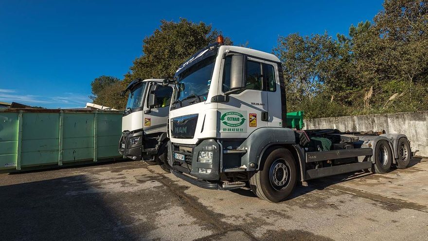 Deux camions-plateaux sur le site de la déchetterie.