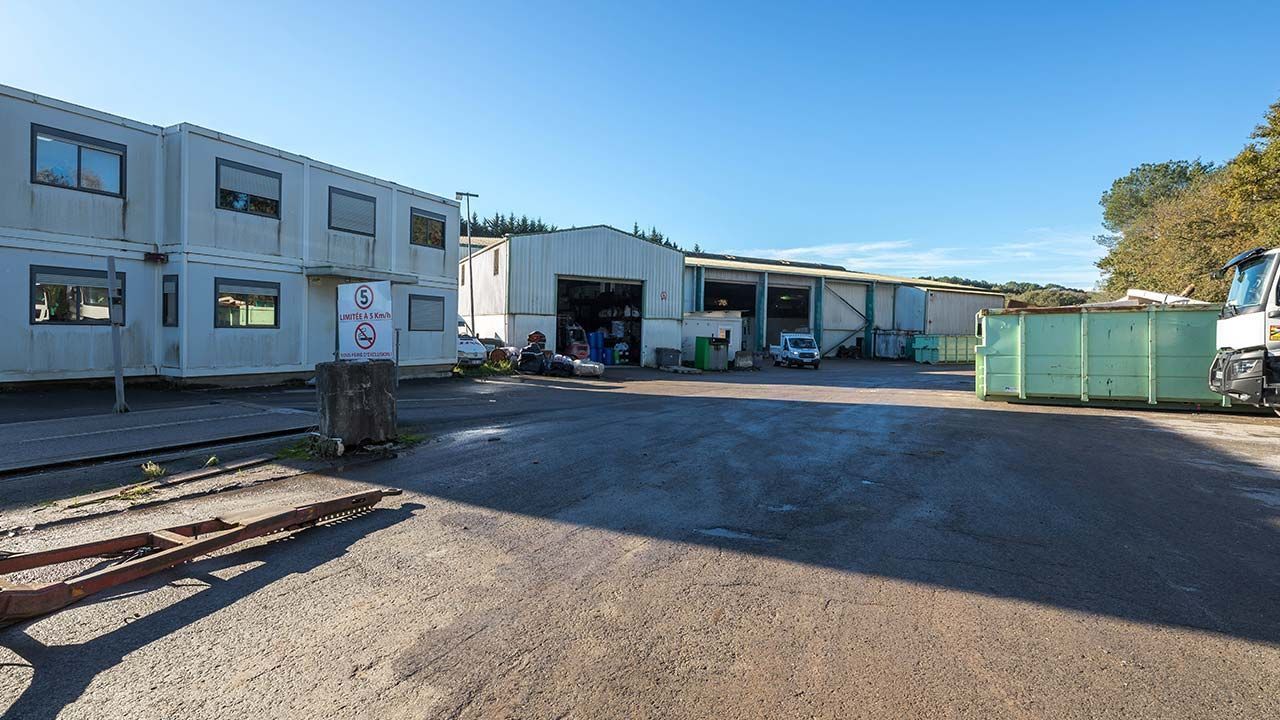 Vue des locaux administratifs et hangars de tri dans la déchetterie CETRAID.
