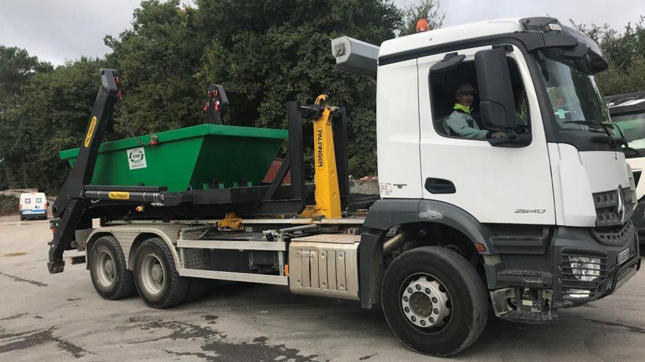 Un camion-plateau avec une benne dessus.