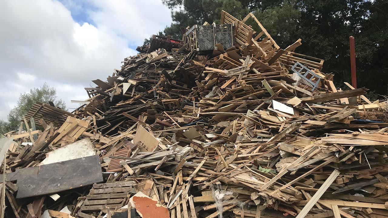 Un tas de déchets de bois et palettes usagées.