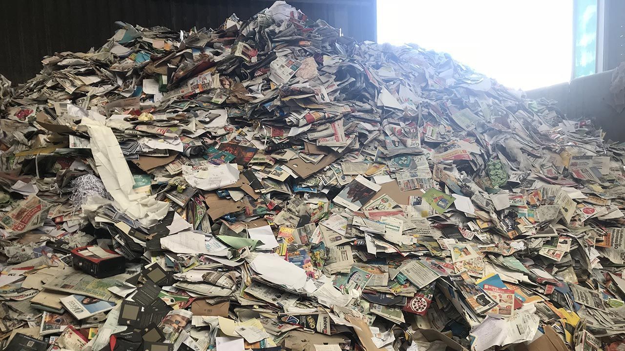 Un tas de déchets de type cartons et papiers.